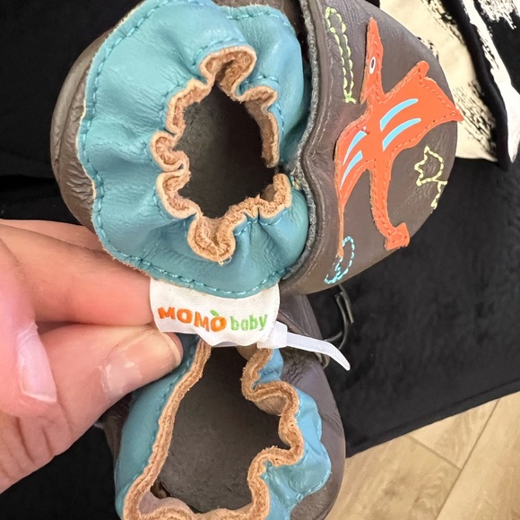 MOMO Brown and Green Dinosaur Patterned Shoes SZ 0-6 months EUC - Picture 3 of 4